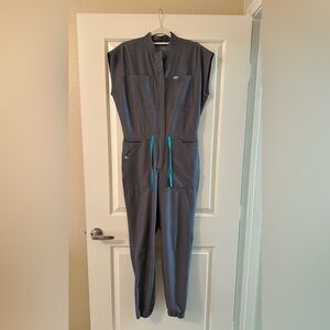 Figs Rafaela Cargo ScrubJumpsuit - graphite, size Small